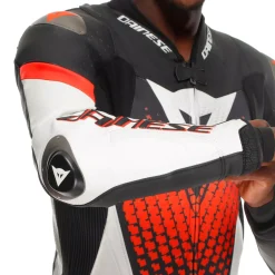 Dainese LAGUNA SECA 6 - EINTEILIGER PERFORIERTER LEDERANZUG HERREN BLACK/WHITE/RED-FLUO New