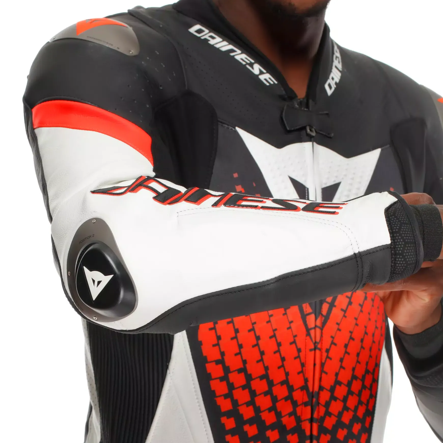 Dainese LAGUNA SECA 6 - EINTEILIGER PERFORIERTER LEDERANZUG HERREN BLACK/WHITE/RED-FLUO New