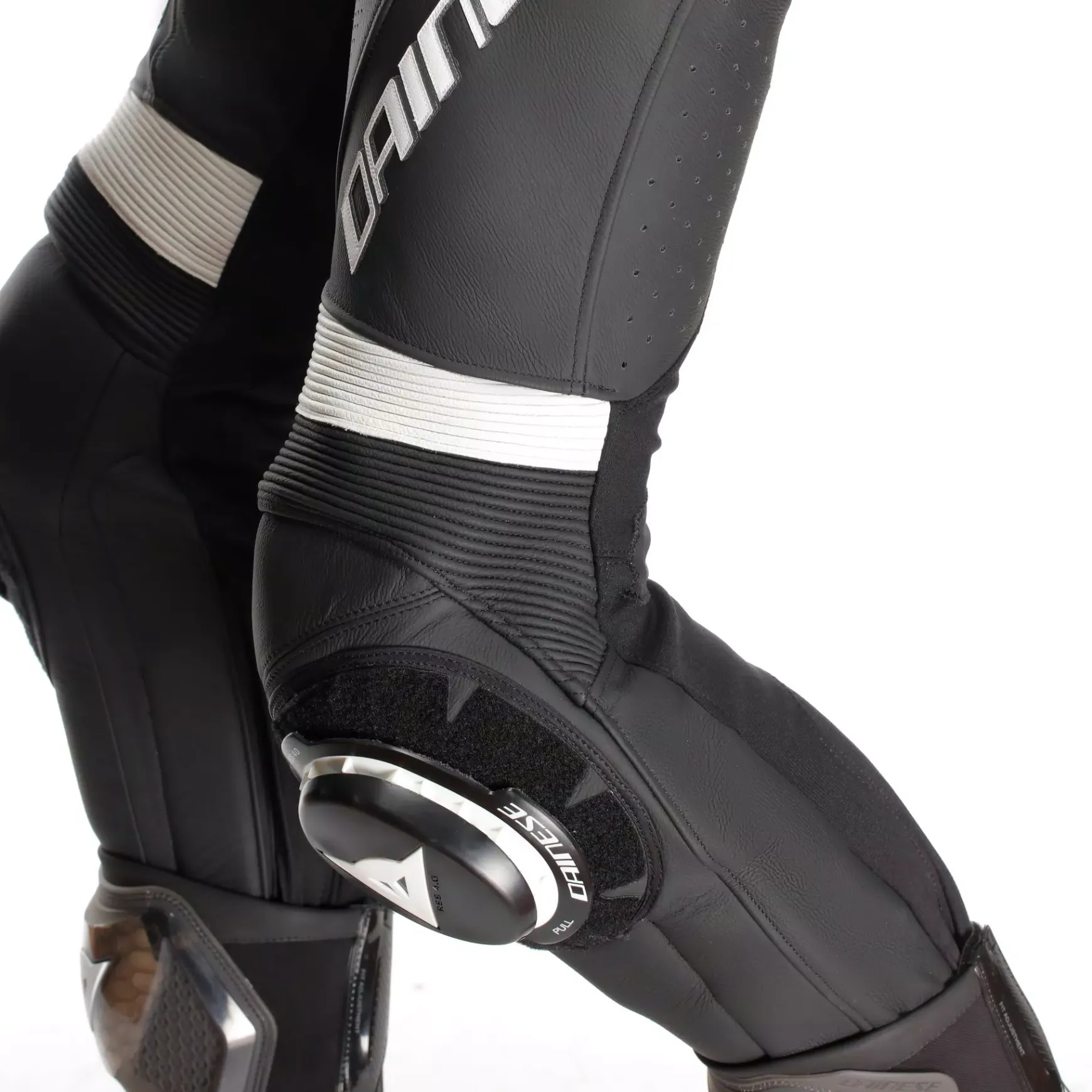 Dainese LAGUNA SECA 6 - EINTEILIGER MOTORRADANZUG AUS PERFORIERTEM LEDER HERREN - GRÖSSE SHORT/TALL (S/T) BLACK/WHITE/ANTHRACITE